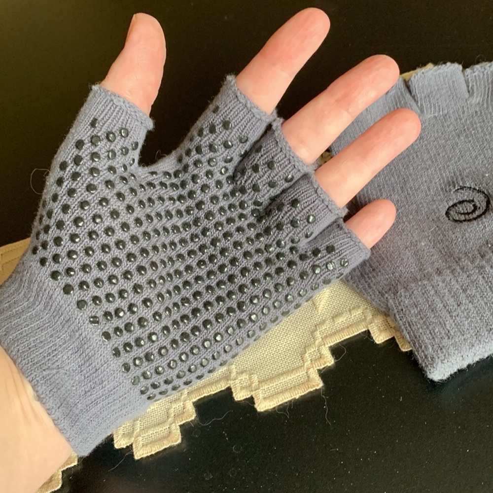3/10$ Yoga gloves